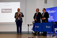 Wręczenie pamiątkowej statuetki IX edycji Podkarpackiego Seminarium Spawalniczego,