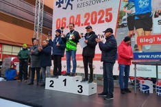 Dekoracja zwycięzców w kategorii M70. Na 3. miejscu J. Rzucidło,